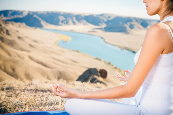 Beautiful woman relaxing and meditating outdoor at mountain — Stok fotoğraf