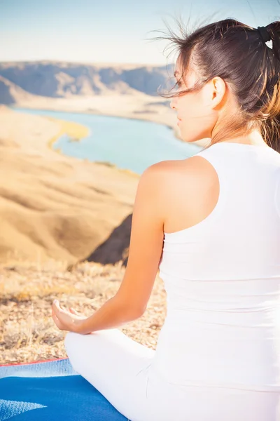 Bela mulher asiática relaxante e meditando ao ar livre em mountai — Fotografia de Stock