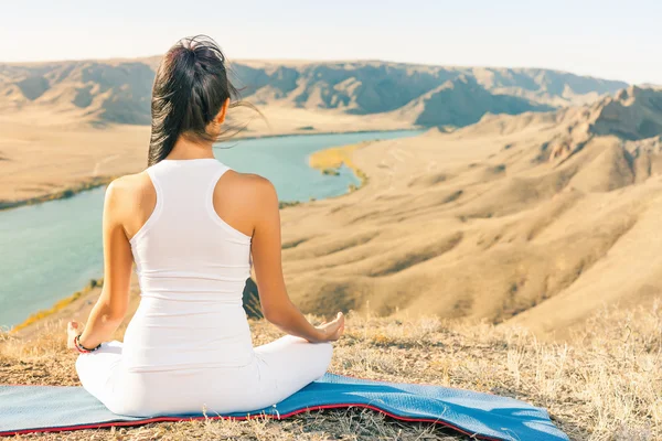 Bela mulher asiática relaxante e meditando ao ar livre em mountai — Fotografia de Stock