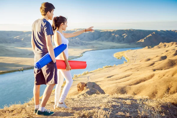 Happy asian couple with yoga mat — Stockfoto