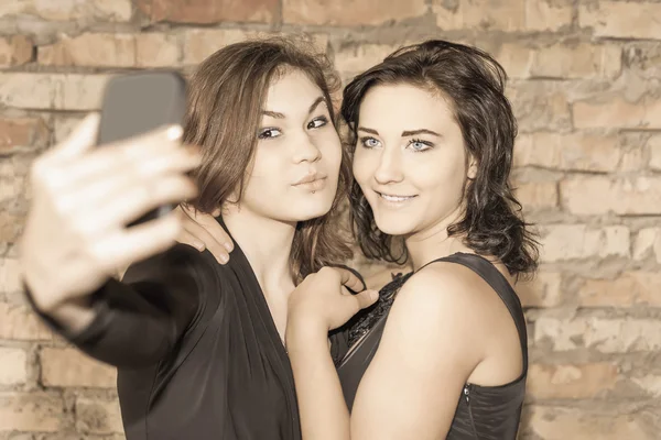 Two happy girls make selfie on mobile phone — Stock fotografie