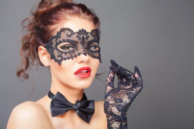 Karnaval maskesi ile seksi kadın