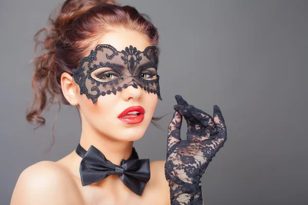 Sexy vrouw met carnaval masker — Stockfoto