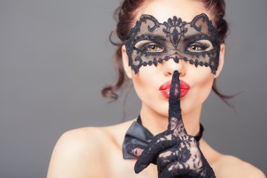 Karnaval maskesi ile seksi kadın