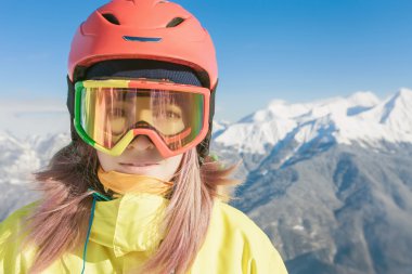 Snowboard. Spor kadın karlı dağlarda