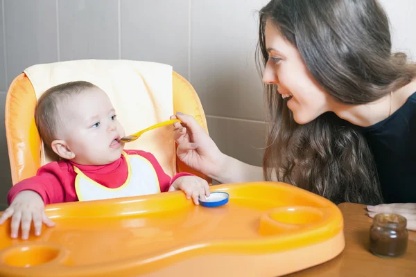 Ibu memberi makan sup bayi. Makanan bayi yang sehat dan alami — Stok Foto