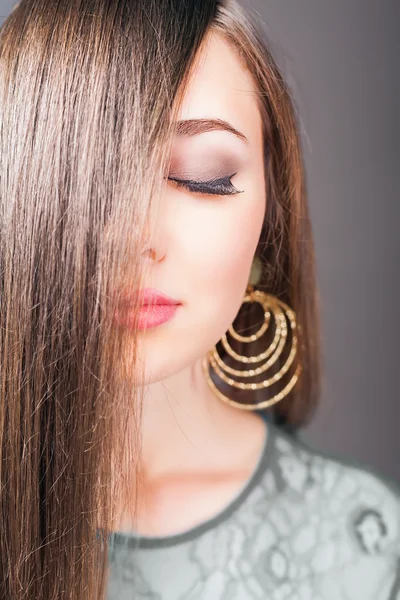 Mujer atractiva pelo largo hermoso teñido color de pelo — Foto de Stock