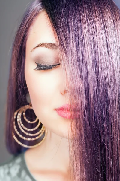 Atraktivní žena dlouhé krásné vlasy barvené vlasy barvy — Stock fotografie