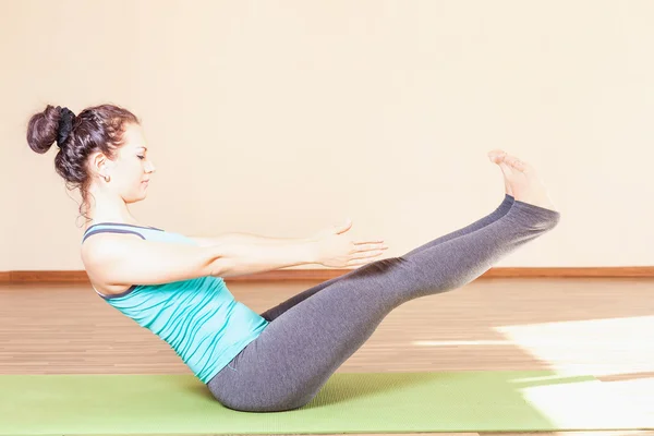 Wanita melakukan latihan yoga di rumah — Stok Foto