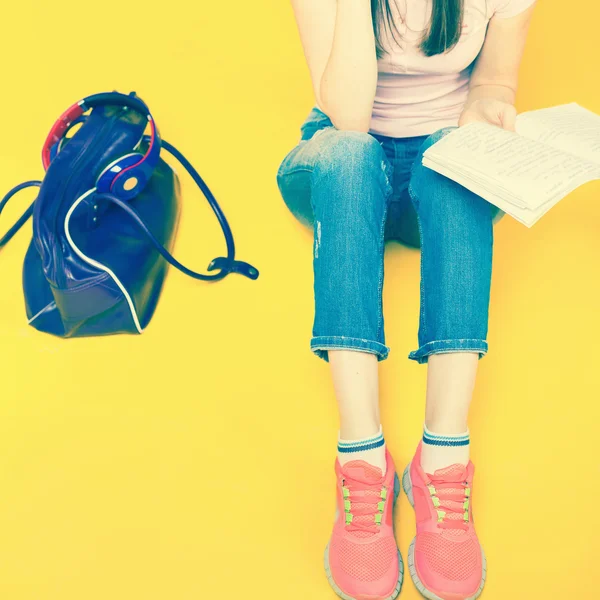 Closeup preparação menina bonita adolescente para exames e teste — Fotografia de Stock