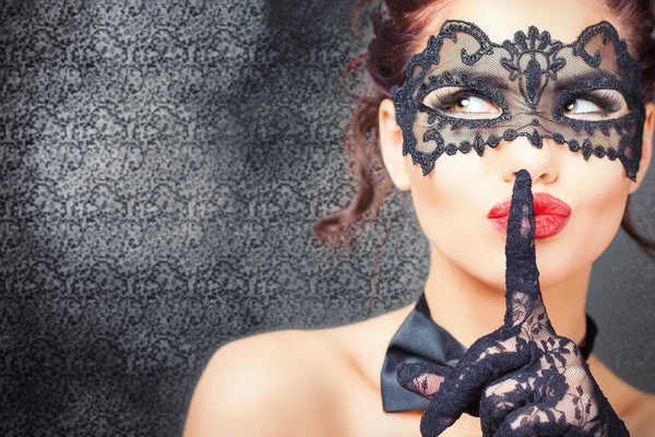 Karnaval maskesi ile seksi kadın