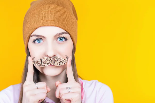 Divertida adolescente sosteniendo bigote para fiesta — Foto de Stock