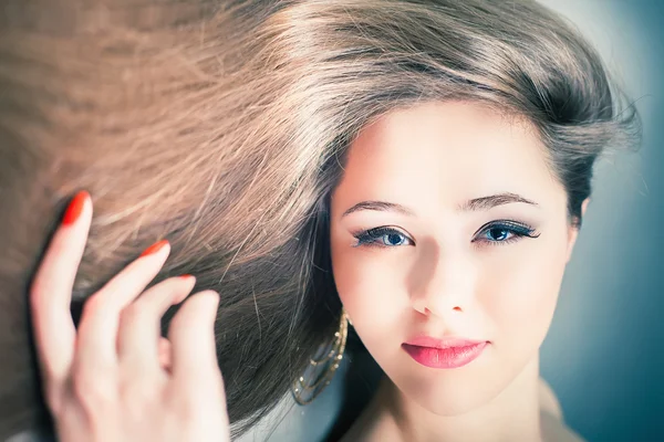 Mulher bonita com cabelos longos e lisos — Fotografia de Stock