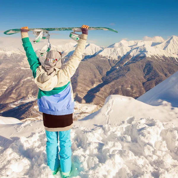 Snowboard. Sport kvinna i snötäckta berg — Stockfoto