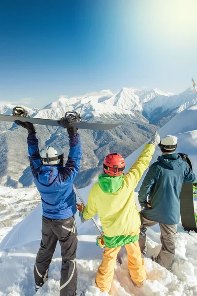 Grupo inspirado de snowboarders no topo — Fotografia de Stock