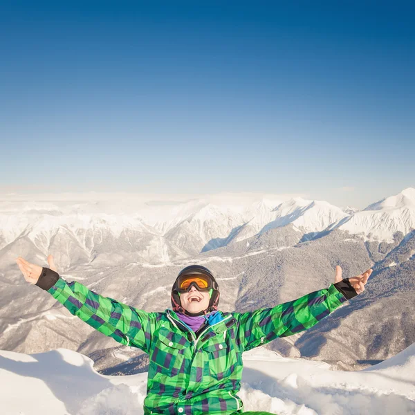 Sport man i snötäckta berg — Stockfoto