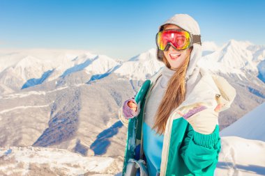 Snowboard. Spor kadın karlı dağlarda