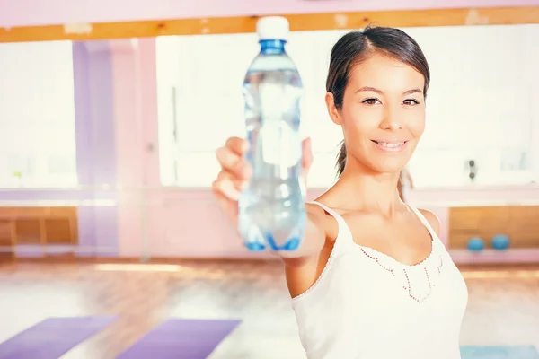 Happy asiatisk kvinna fitness motion håller naturligt vatten — Stockfoto