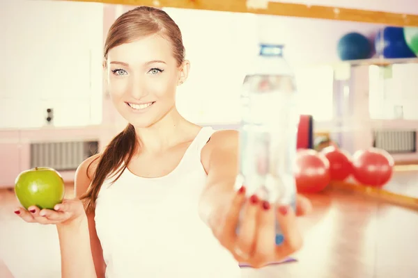 Hermosa mujer caucásica ejercicio de fitness, sosteniendo la botella con agua —  Fotos de Stock