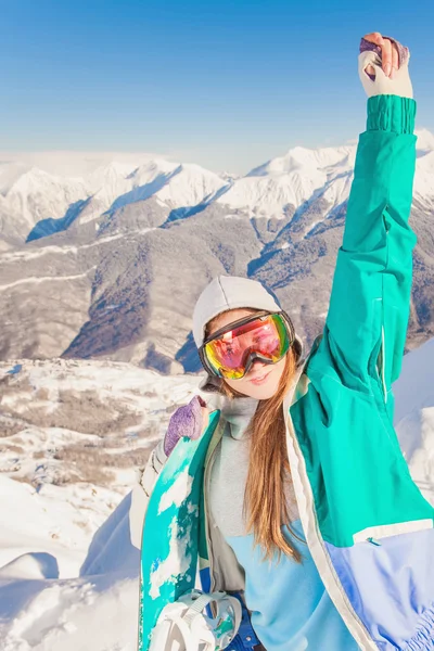 Sport kvinna i snötäckta berg — Stockfoto