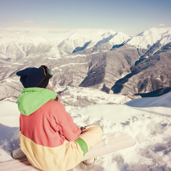 Donna sportiva sulle montagne innevate — Foto Stock