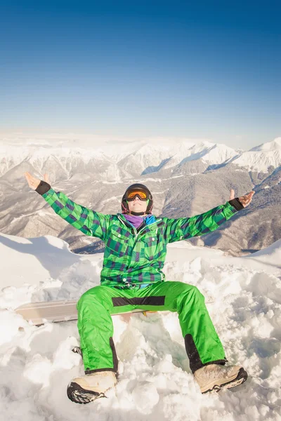 Sport man in besneeuwde bergen — Stockfoto