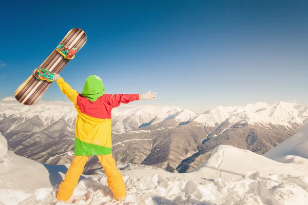 Snowborder bij hoge berg op Swiss bereiken — Stockfoto