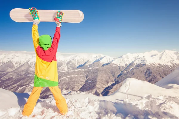 Uppnå snowborder på höga berg på Swiss — Stockfoto