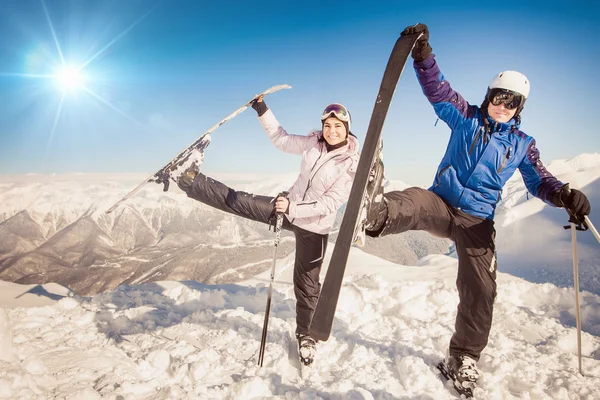 Lyže. Sportovní žena a muž v zasněžených horách — Stock fotografie