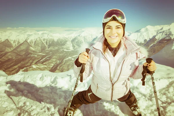 Esquí. Deporte mujer en las montañas nevadas —  Fotos de Stock