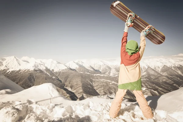 Femme sportive dans les montagnes enneigées — Photo