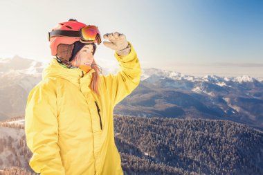 Snowboard kız arka planda yüksek dağın Alpler, İsviçre