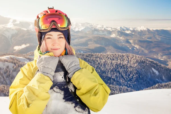 Snowboarder lány a háttérben a magas hegyi Alpok, Svájc — Stock Fotó