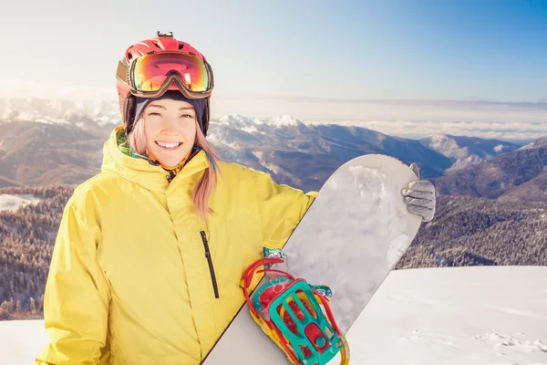 Snowboarder girl sur le fond des Alpes de haute montagne, Suisse — Photo