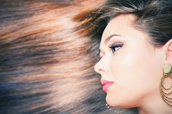 Модна зачіска. Красива жінка з довгим прямим волоссям — стокове фото