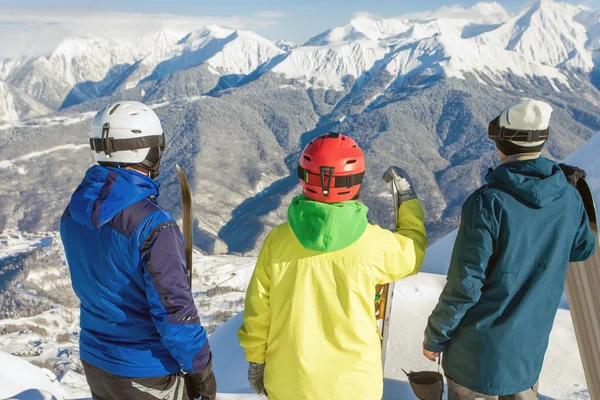 Grupo de snowboarders e esquiador na cimeira — Fotografia de Stock