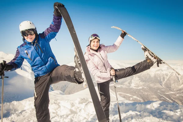 Ski. Sport vrouw en man in de besneeuwde bergen — Stockfoto