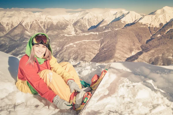 Snowboarder girl sur le fond des Alpes de haute montagne, Suisse — Photo