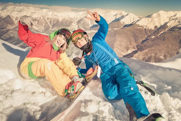 Snowboardåkare girl på bakgrund av höga berg Alperna, Schweiz — Stockfoto