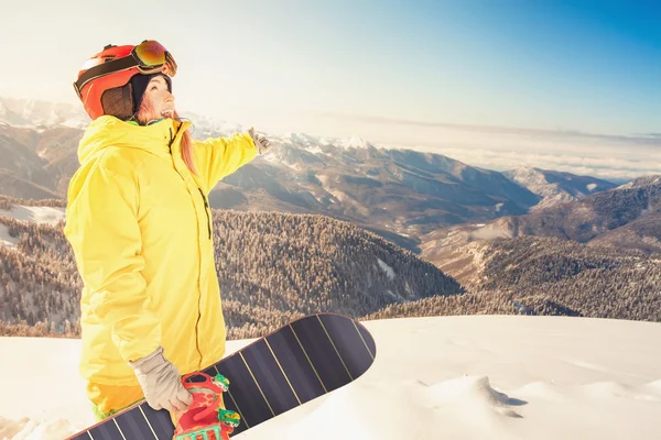 Aventura al deporte de invierno. Chica snowboarder — Foto de Stock