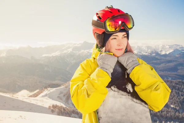 Aventura al deporte de invierno. Chica snowboarder —  Fotos de Stock