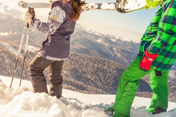 Avontuur aan wintersport. Skiër en snowboarder wandelen op de berg — Stockfoto