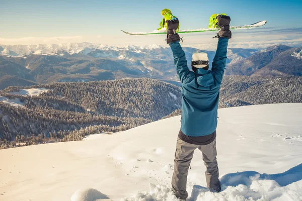 Спортсмен в снежных горах — стоковое фото