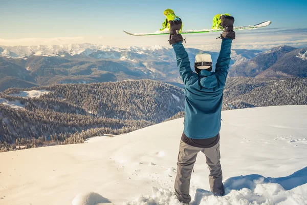 Sport man in besneeuwde bergen — Stockfoto