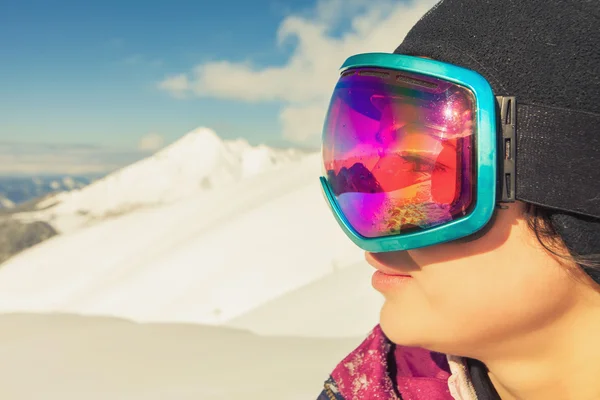 Fille habillée en ski ou snowboard masque de mode lunettes — Photo