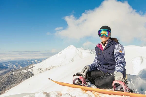 Snowboarder lány a háttérben a magas hegyi Alpok, Svájc — Stock Fotó