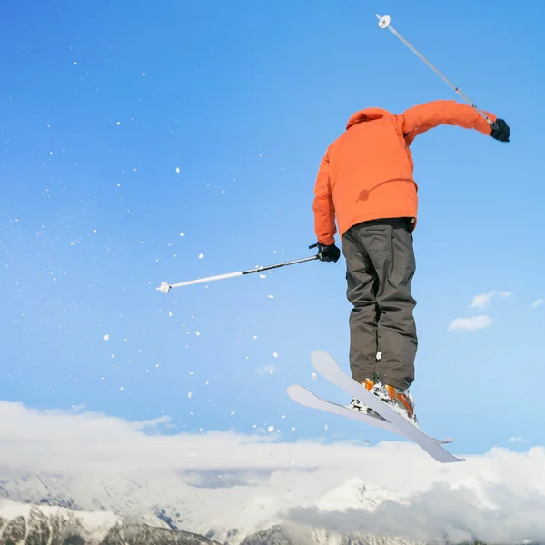 Skieur faire saut en hauteur au-dessus de la montagne — Photo