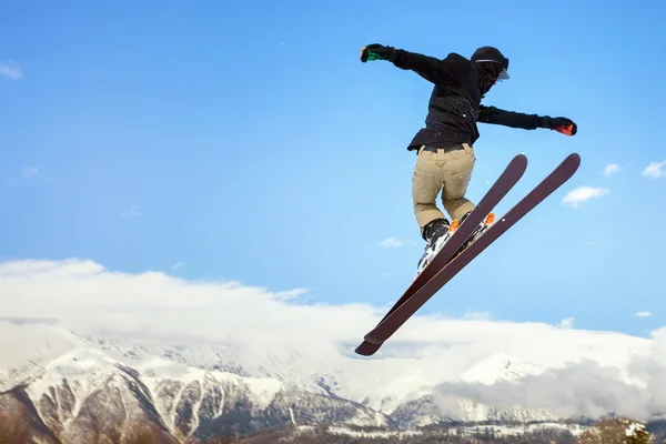 Dağ yukarıda yüksek atlama yapıyor kayakçı — Stok fotoğraf