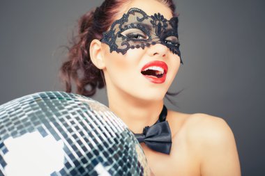 Disko topu tutmak karnaval maskesi genç seksi kadın
