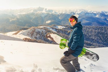 Kış sporları için macera. Snowboard adam Dağı'nda hiking